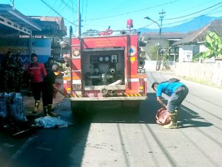 Damkar Lebong Ikut Gotong Royong Bersihkan Drainase di Bingin Kuning