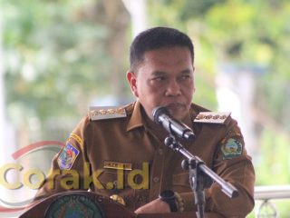 Serahkan Sertifikat, Bupati Azhari Warning Pengelola Koperasi Merah Putih