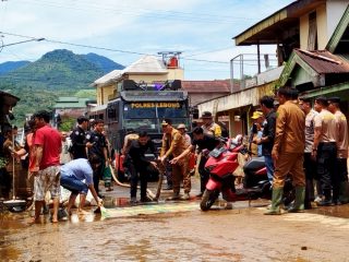 Bupati dan Unsur Forkopimda Tinjau dan Tangani Dampak Banjir Lebong