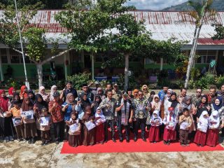 Bupati Azhari Realisasikan Program Seragam Sekolah Gratis