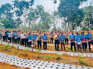 Polres Lebong Ikuti Penanaman Bawang Putih Serentak, Dukung Swasembada Pangan Nasional