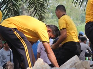 Kapolres dan Personel Polres Lebong Gotong Royong Pasang Bronjong