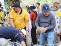 Bupati Azhari Pimpin Gotong Royong Pemasangan Bronjong di Talang Leak