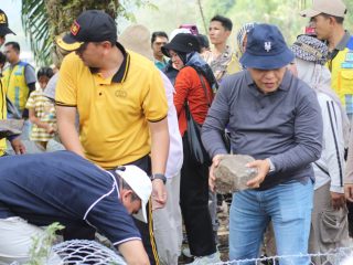 Bupati Azhari Pimpin Gotong Royong Pemasangan Bronjong di Talang Leak
