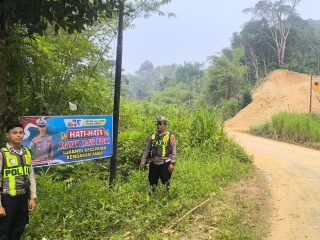 Satlantas Polres Lebong Pasang Spanduk Imbauan di Jalur Rawan Longsor dan Jalan Rusak